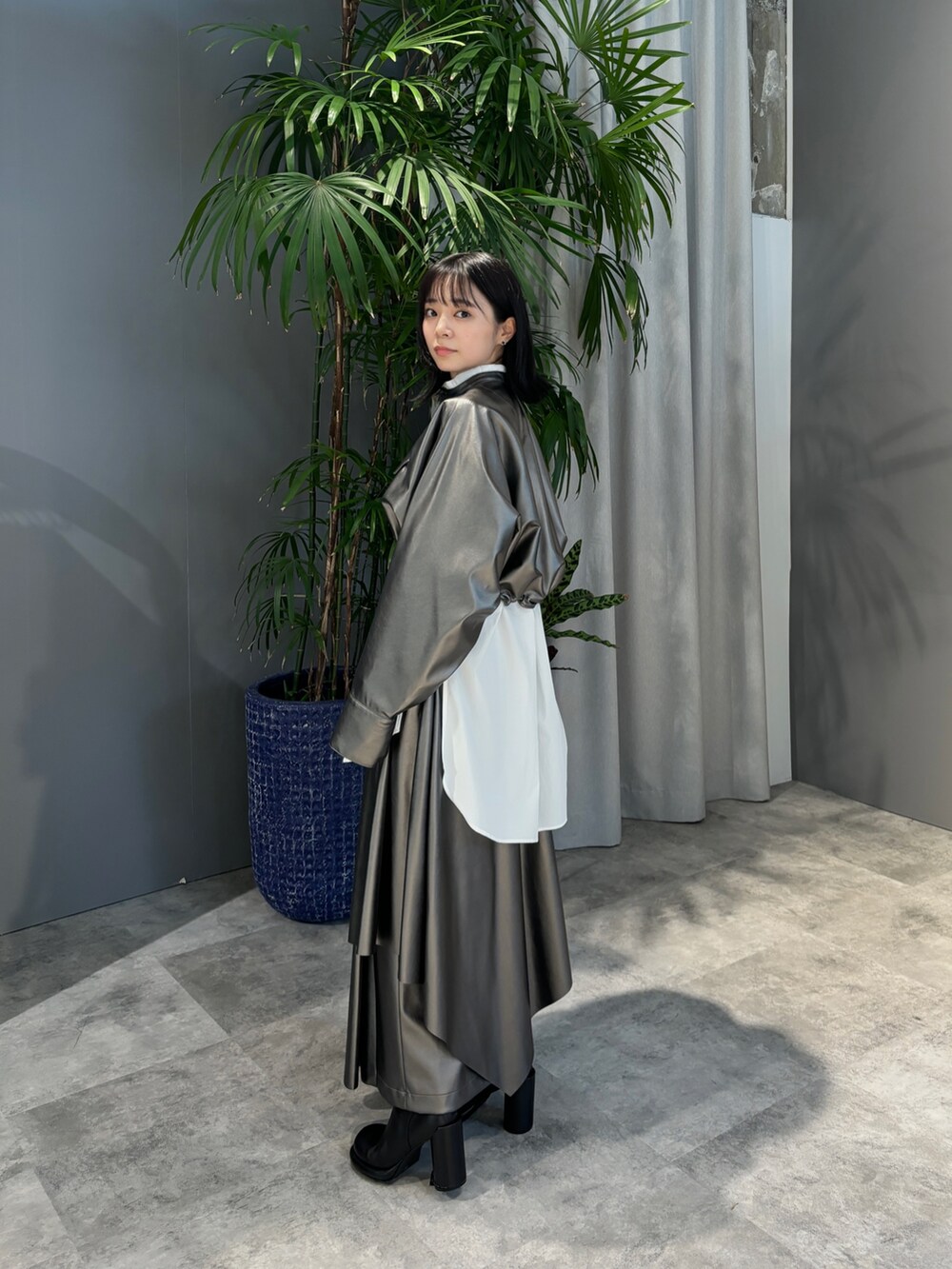 「フェイクレザー、フェイクレザースカート、レザースカート、レザージャケット」｜「UN3D.のPADDED SLEEVE SH（シャツ/ブラウス、ホワイト系）」を使った、NOEL KOBAYAKAWAさん（レディース・160cm）の夏コーディネートの2枚目の写真