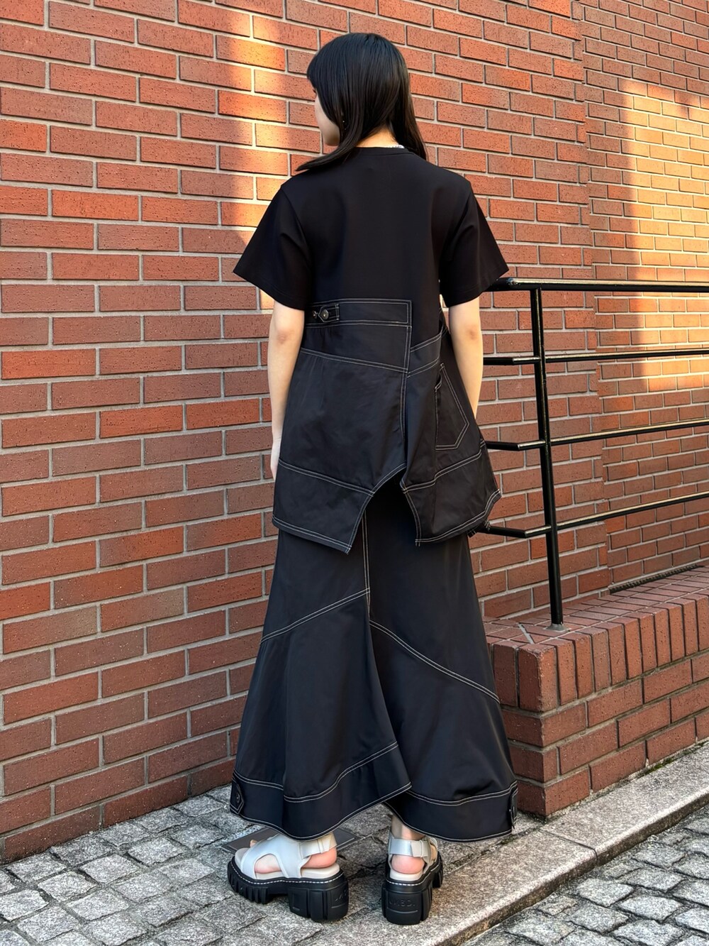 ブラック系のTシャツ/カットソー、ブラック系のスカートを着用したレディースの冬コーディネートの4枚目の写真