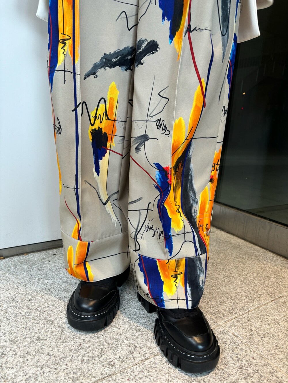 ベージュ系のその他パンツ、ホワイト系のTシャツ/カットソーを着用したレディースの冬コーディネートの6枚目の写真