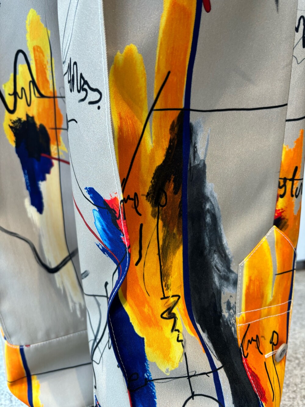 ベージュ系のその他パンツ、ホワイト系のTシャツ/カットソーを着用したレディースの冬コーディネートの7枚目の写真