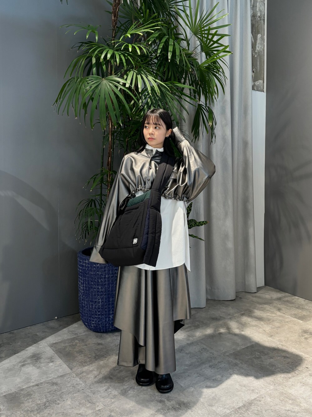 「フェイクレザー、フェイクレザースカート、レザースカート、レザージャケット」｜「UN3D.のPADDED SLEEVE SH（シャツ/ブラウス、ホワイト系）」を使った、NOEL KOBAYAKAWAさん（レディース・160cm）の夏コーディネートの3枚目の写真