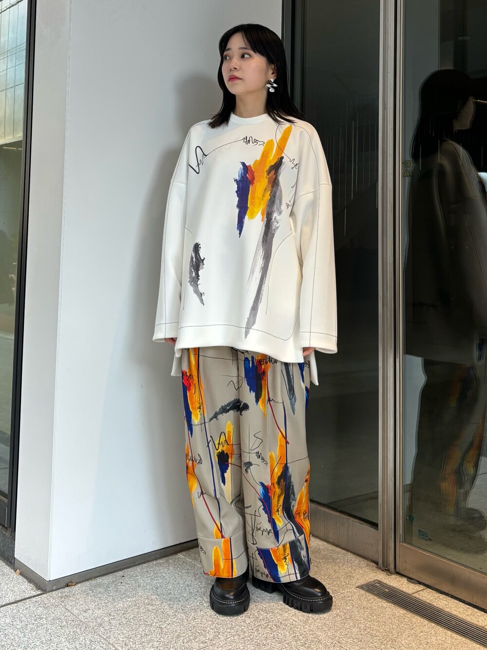 ベージュ系のその他パンツ、ホワイト系のTシャツ/カットソーを着用したレディースの冬コーディネートの2枚目の写真