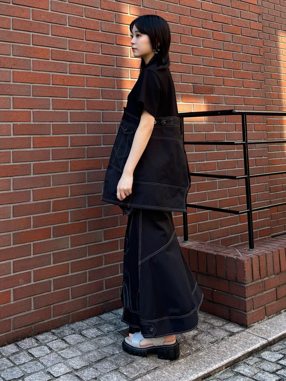 ブラック系のTシャツ/カットソー、ブラック系のスカートを着用したレディースの冬コーディネートの3枚目の写真