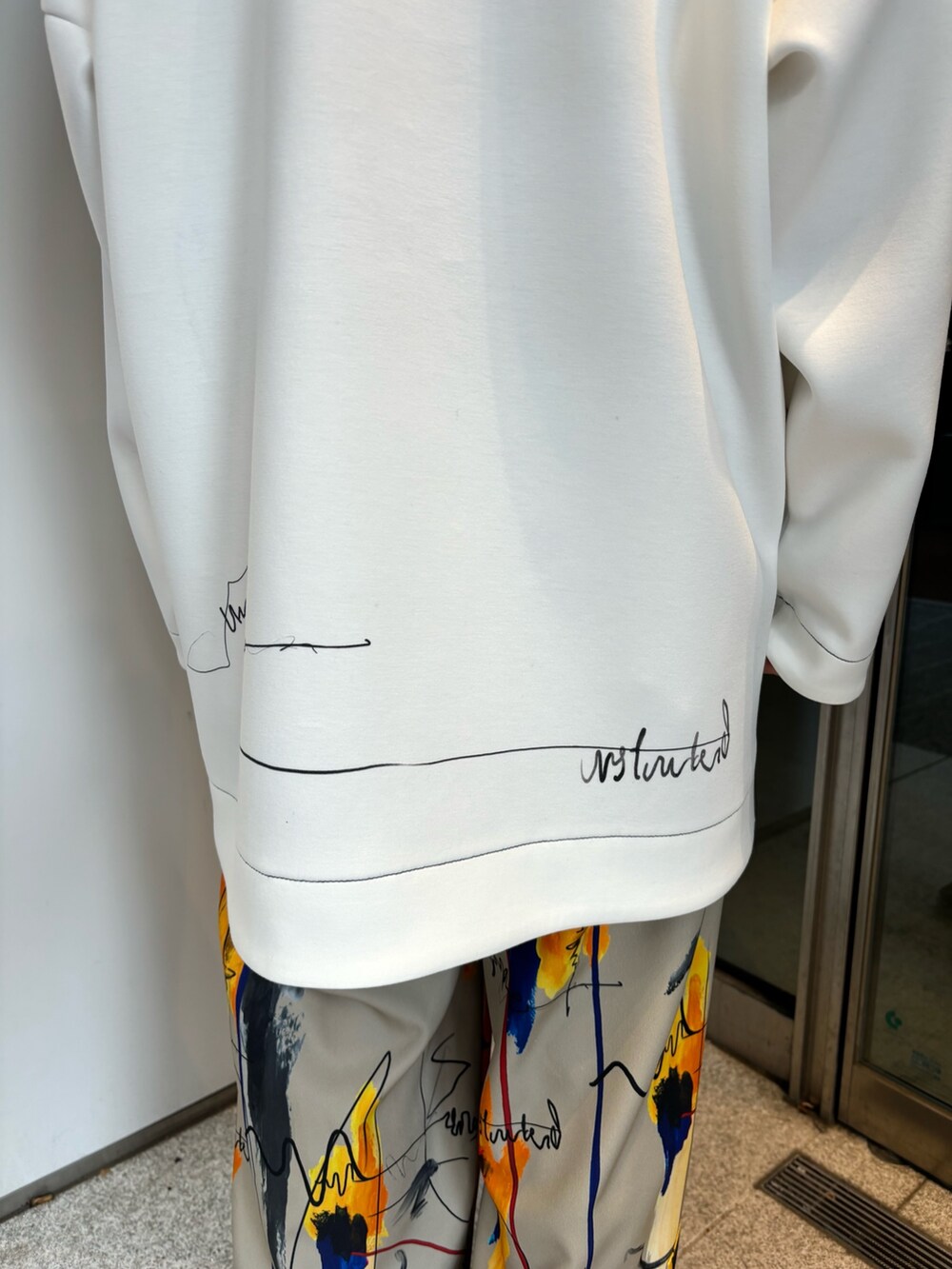 ベージュ系のその他パンツ、ホワイト系のTシャツ/カットソーを着用したレディースの冬コーディネートの5枚目の写真