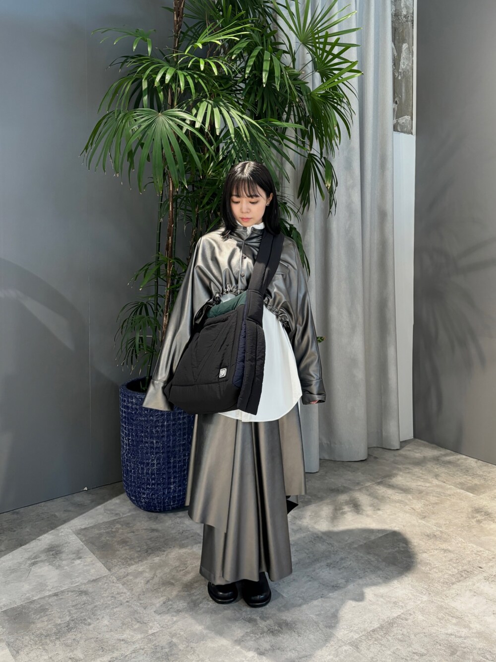 「フェイクレザー、フェイクレザースカート、レザースカート、レザージャケット」｜「UN3D.のPADDED SLEEVE SH（シャツ/ブラウス、ホワイト系）」を使った、NOEL KOBAYAKAWAさん（レディース・160cm）の夏コーディネートの4枚目の写真