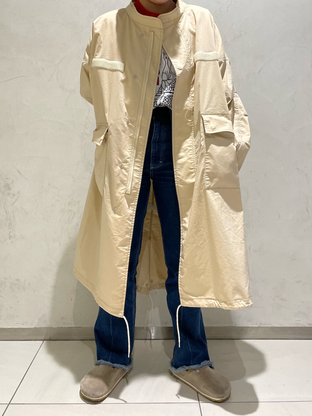 ベージュ系のその他アウターを着用したレディースの春コーディネートの3枚目の写真