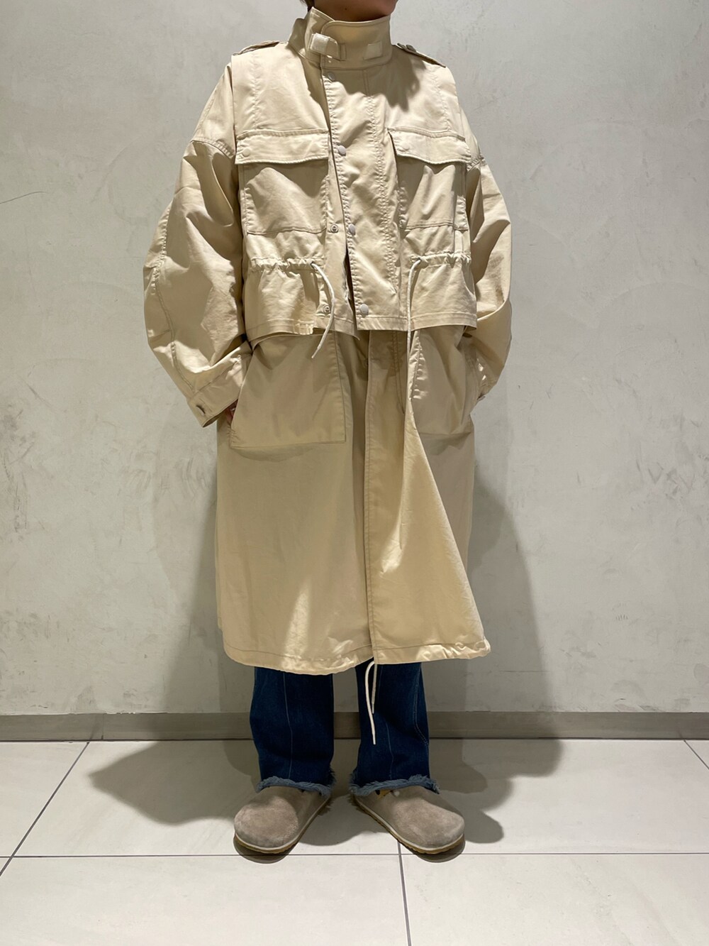 ベージュ系のその他アウターを着用したレディースの春コーディネートの2枚目の写真