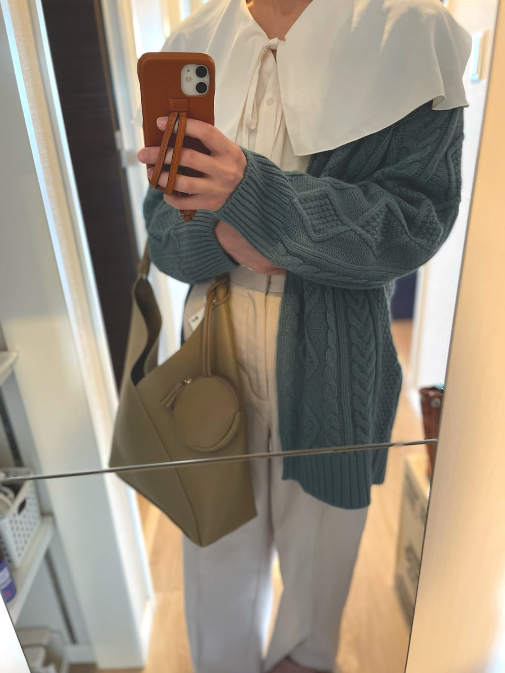 「今日のコーデ、春、オトナ女子、おしゃれさんと繋がりたい、しまむら、GU」｜「しまむらのアイテム（シャツ/ブラウス、ベージュ系）」を使った、くまsanさん（レディース・158cm）の冬コーディネートの2枚目の写真
