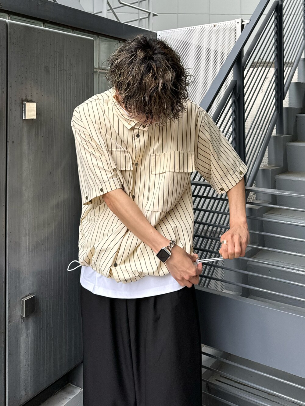 ベージュ系のシャツ/ブラウス、ブラック系のスラックスを着用したメンズの春コーディネートの3枚目の写真