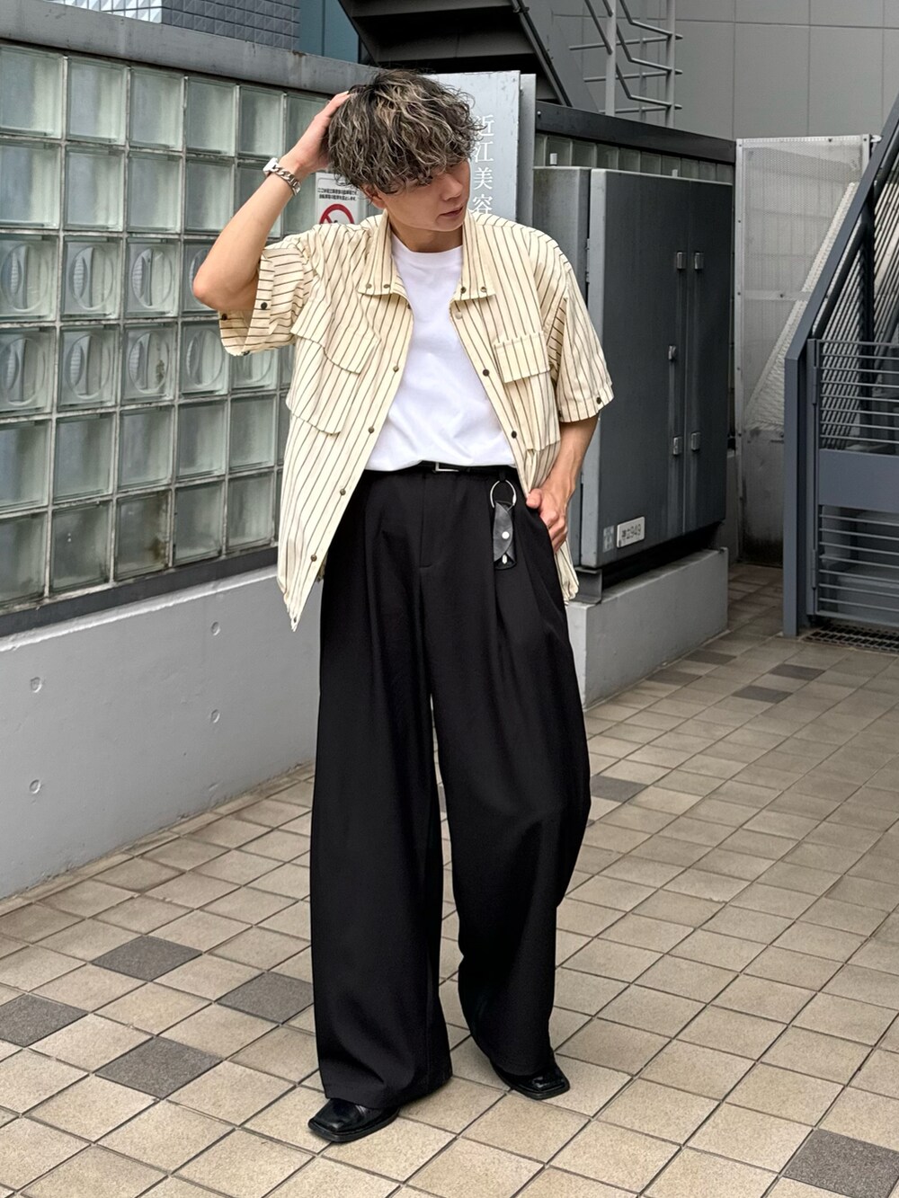 ベージュ系のシャツ/ブラウス、ブラック系のスラックスを着用したメンズの春コーディネートの5枚目の写真