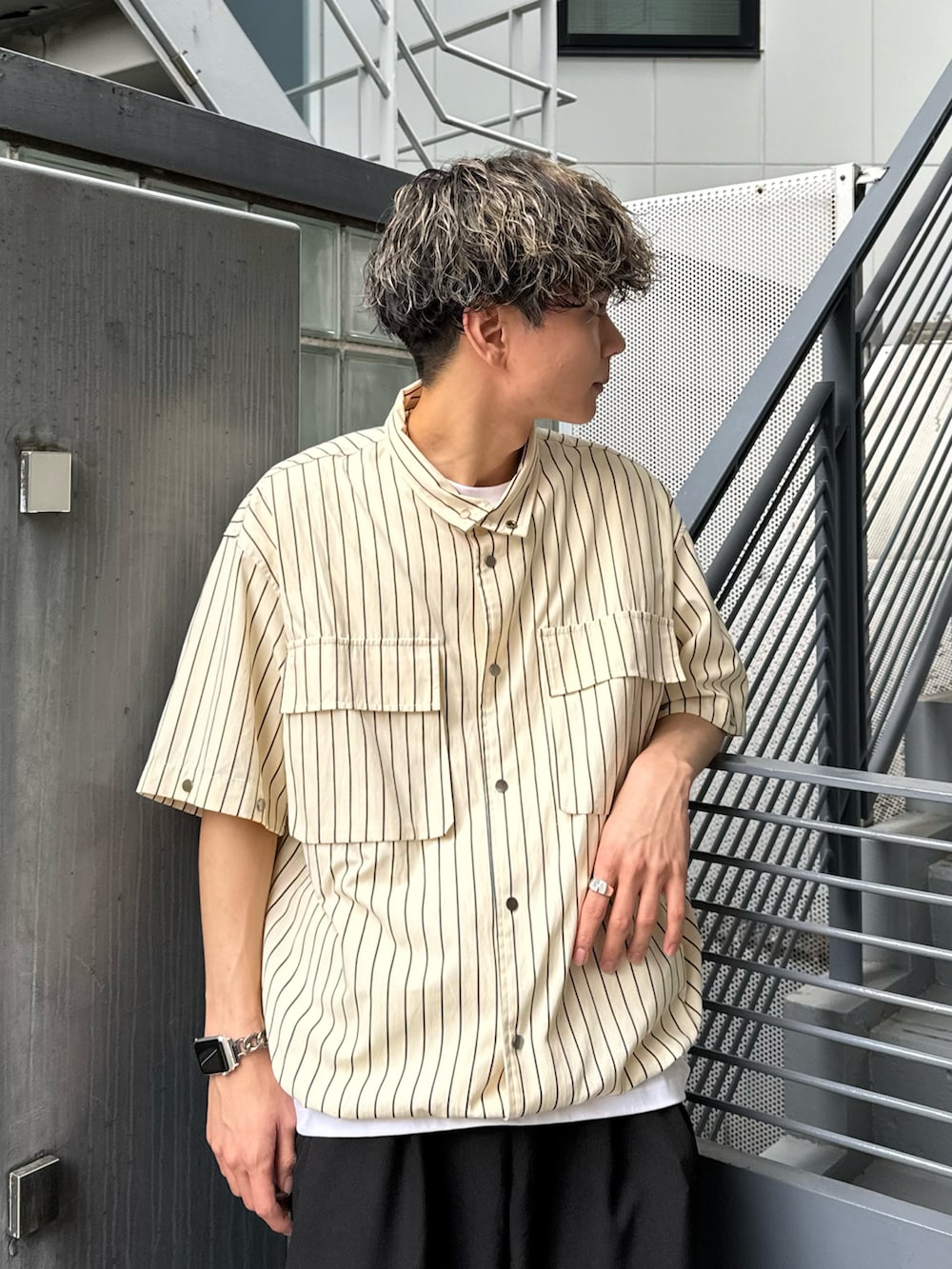 ベージュ系のシャツ/ブラウス、ブラック系のスラックスを着用したメンズの春コーディネートの4枚目の写真