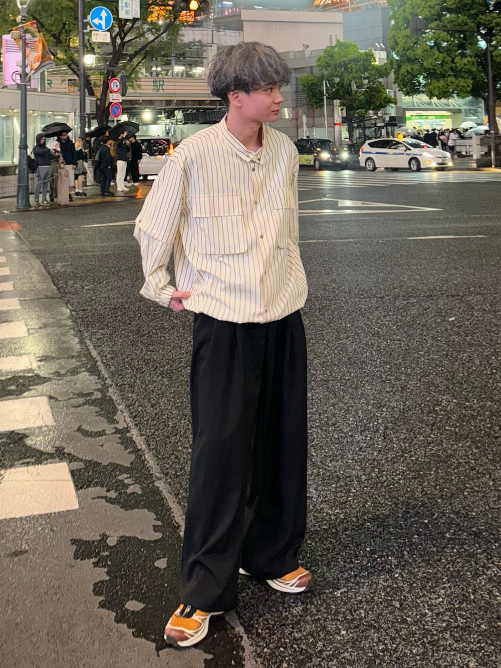 ベージュ系のシャツ/ブラウス、ブラック系のスラックスを着用したメンズの春コーディネートの2枚目の写真