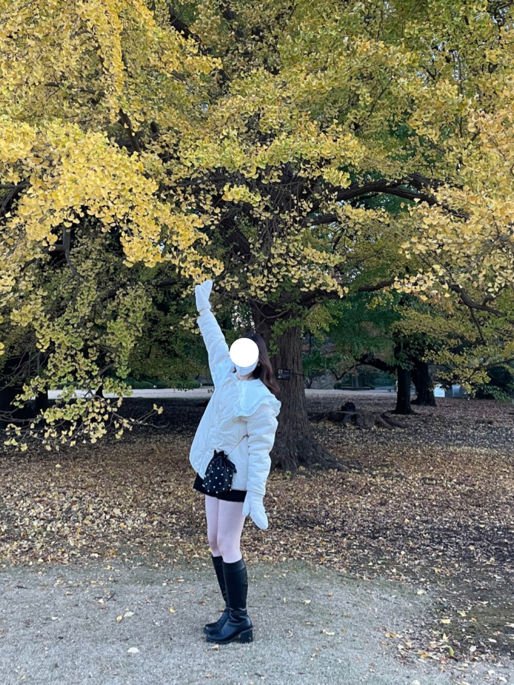 ブラック系のブーツ、ブラック系のその他パンツ、ホワイト系のシャツ/ブラウスを着用したレディースの冬コーディネートの3枚目の写真