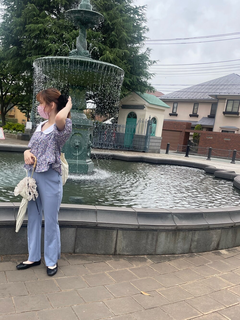 ブルー系のパンツ、その他のシャツ/ブラウス、ホワイト系のトートバッグを着用したレディースの夏コーディネートの2枚目の写真