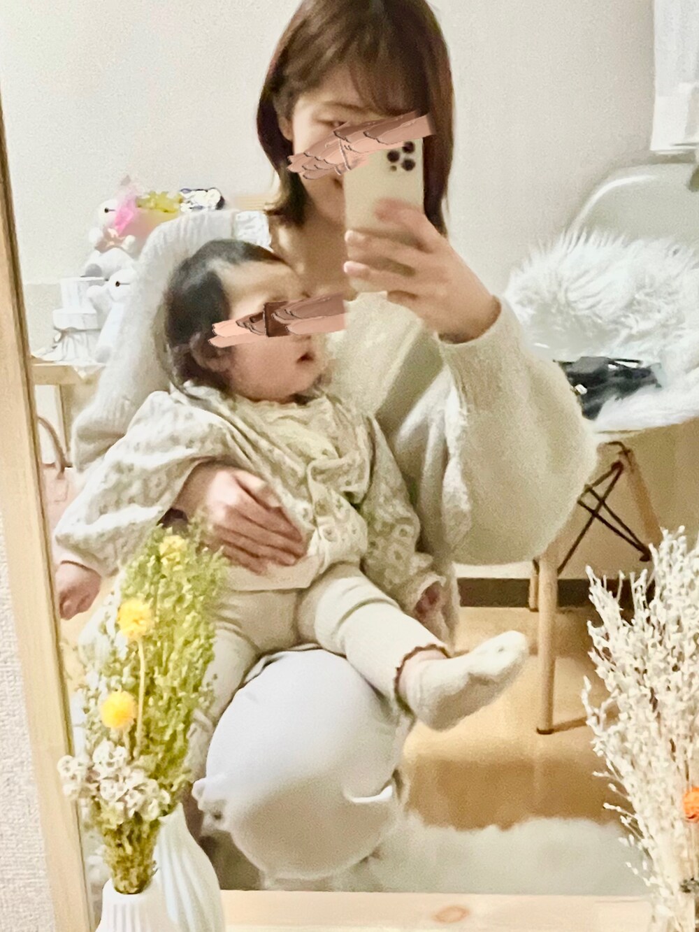 ベージュ系のスラックス、グレー系のカーディガン/ボレロ、ホワイト系のTシャツ/カットソーを着用したレディースの春コーディネートの2枚目の写真