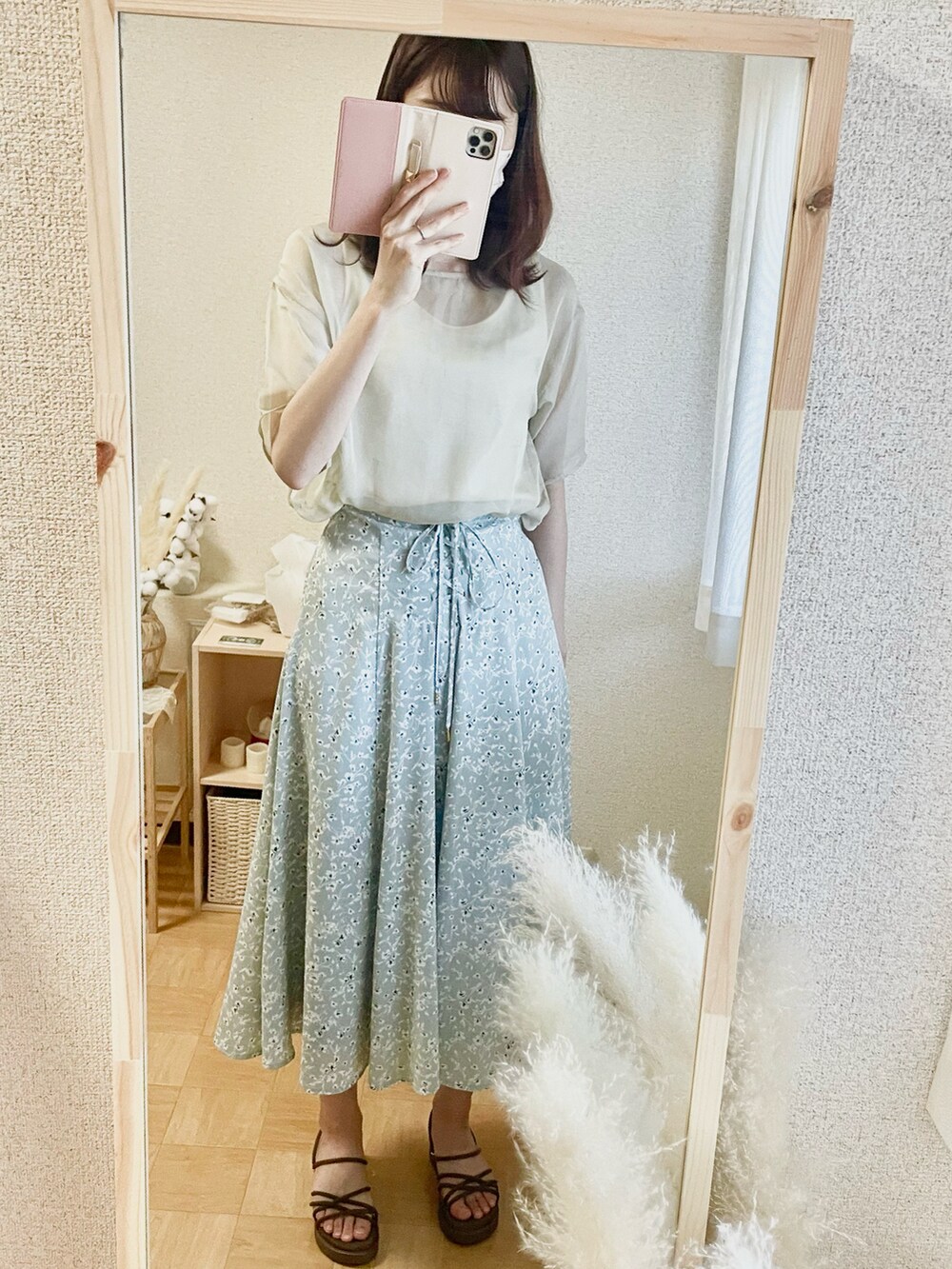 ブラック系のTシャツ/カットソー、グレー系のその他パンツ、ホワイト系のTシャツ/カットソーを着用したレディースの夏コーディネートの2枚目の写真