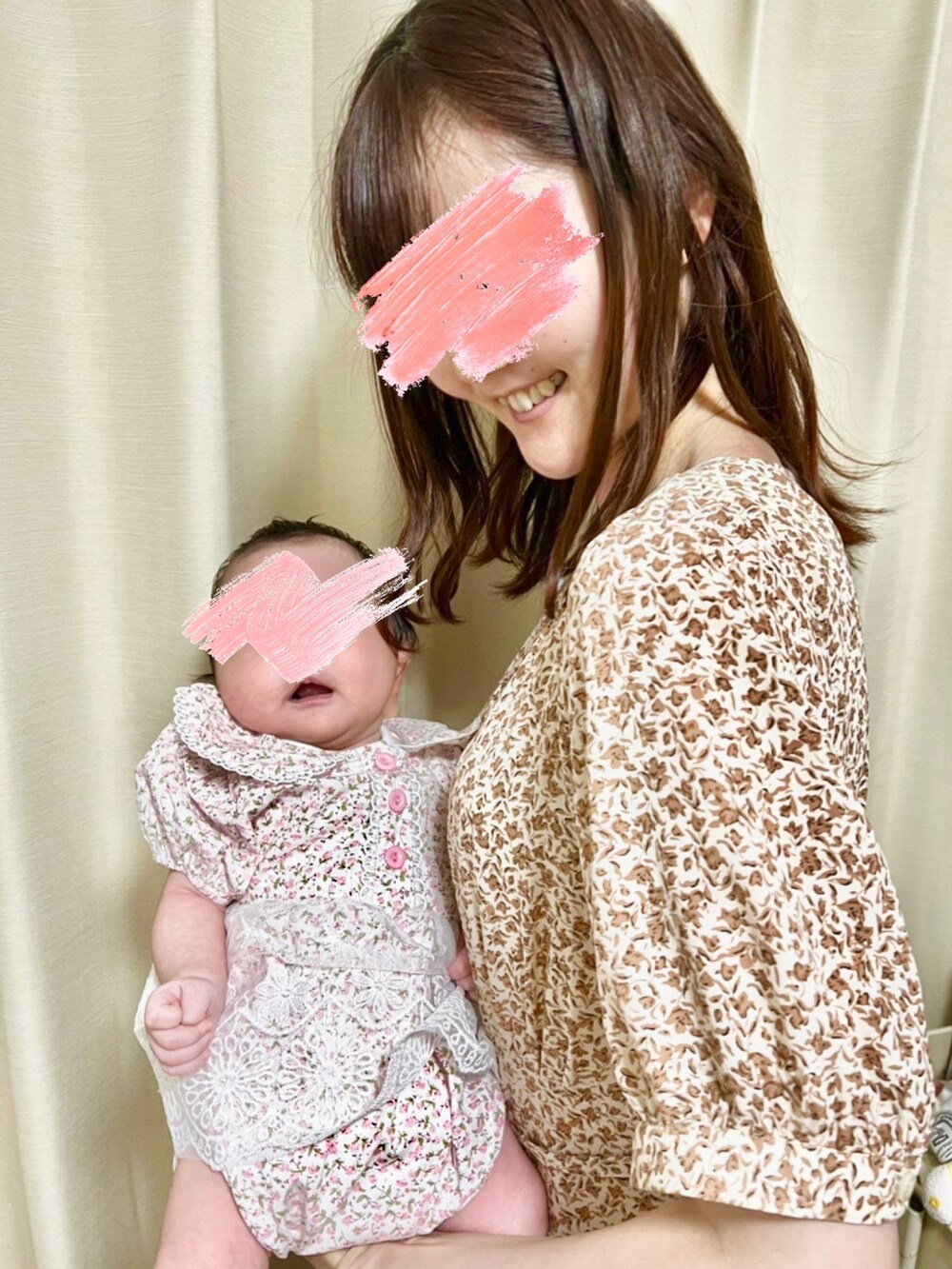 ブラウン系のサンダル、ブルー系のデニムパンツ、ブルー系のワンピース/ドレスを着用したレディースの夏コーディネートの2枚目の写真