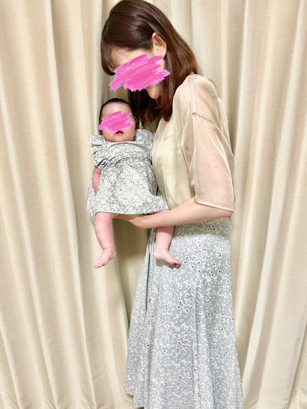 ブラック系のTシャツ/カットソー、グレー系のその他パンツ、ホワイト系のTシャツ/カットソーを着用したレディースの夏コーディネートの3枚目の写真