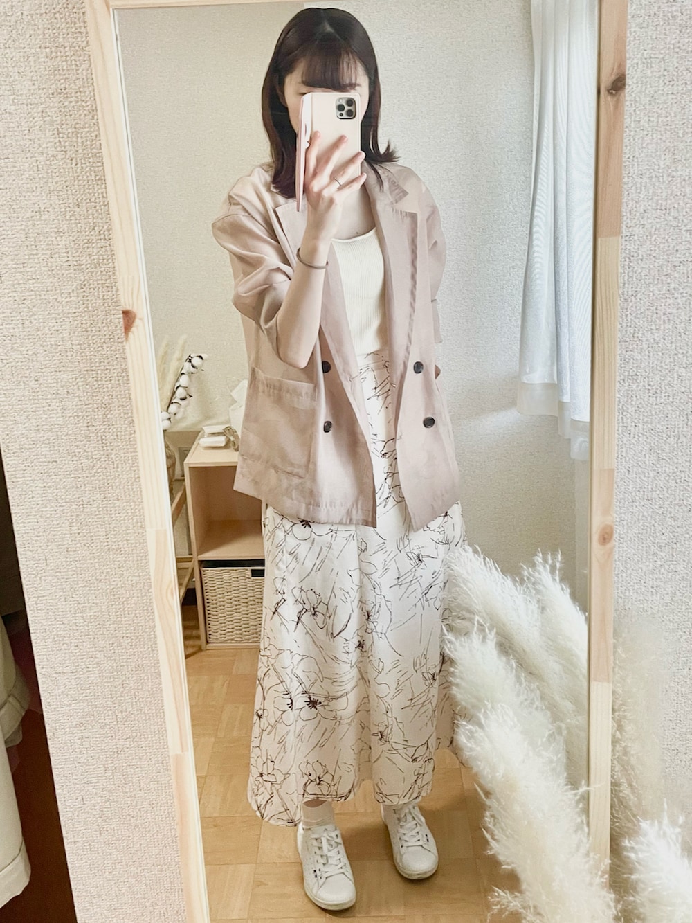 ブラック系のデニムパンツ、ベージュ系のTシャツ/カットソー、ベージュ系のスカートを着用したレディースの夏コーディネートの2枚目の写真