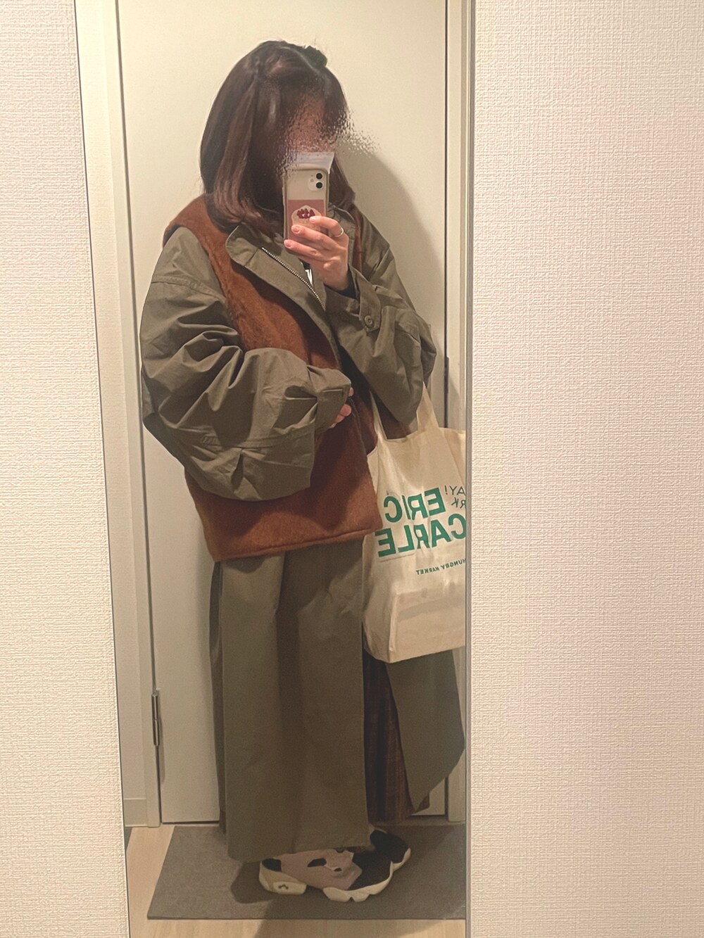 ブラウン系のシャツワンピース、ブラウン系のスニーカー、グリーン系のスウェットを着用したレディースの冬コーディネートの3枚目の写真