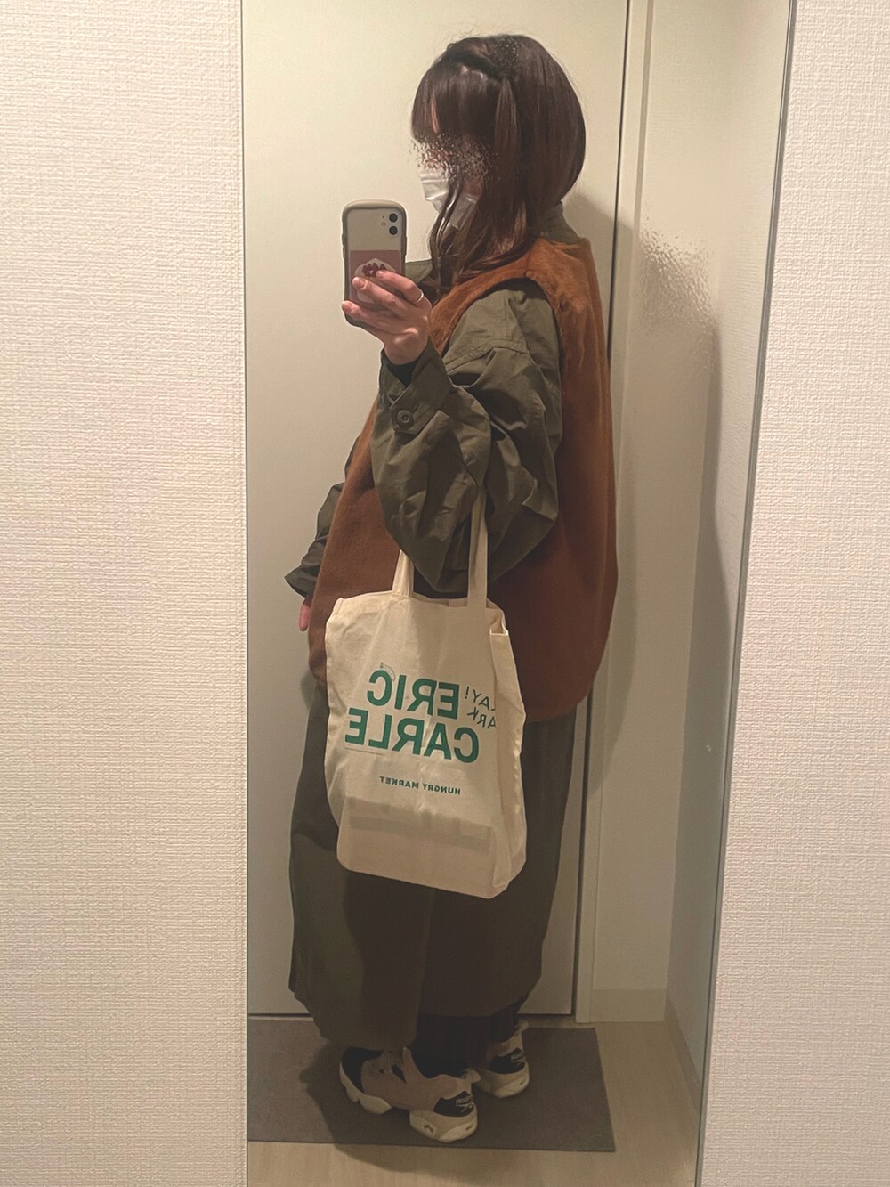 ブラウン系のシャツワンピース、ブラウン系のスニーカー、グリーン系のスウェットを着用したレディースの冬コーディネートの2枚目の写真