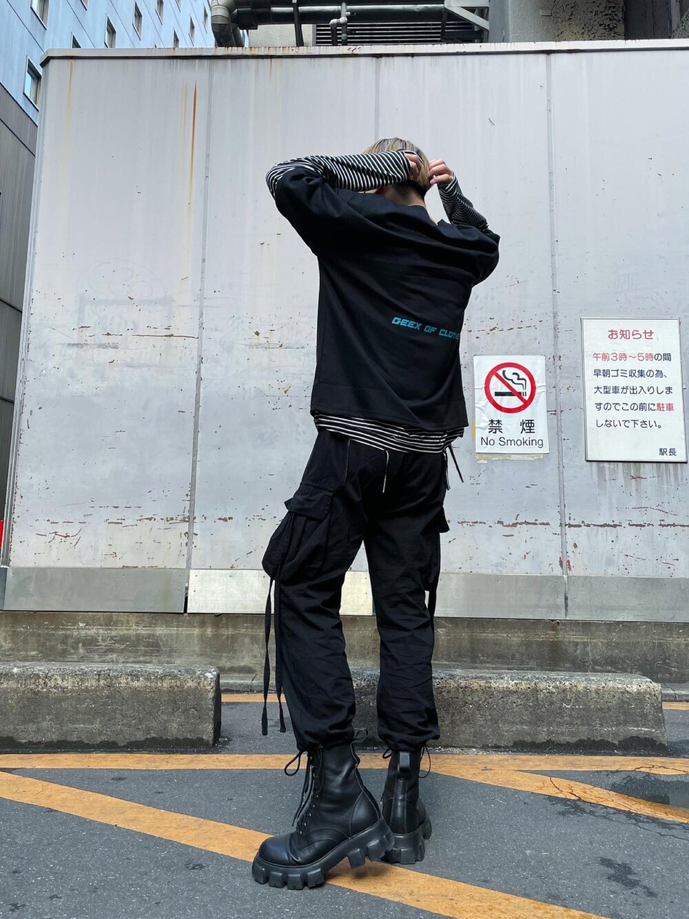 「シンプル、ボーダー、休日スタイル、ブラック、ブーツ、冬のコーデ、カーゴパンツ、重ね着、ビッグシルエット、ストリート、韓国ファッション」｜「G.O.CのG.O.C / ジーオーシー グラフィックバックプリント ビッグシルエット半袖Tシャツ（Tシャツ/カットソー、ブラック系）」を使った、めぶさん（メンズ・178cm）の冬コーディネートの2枚目の写真