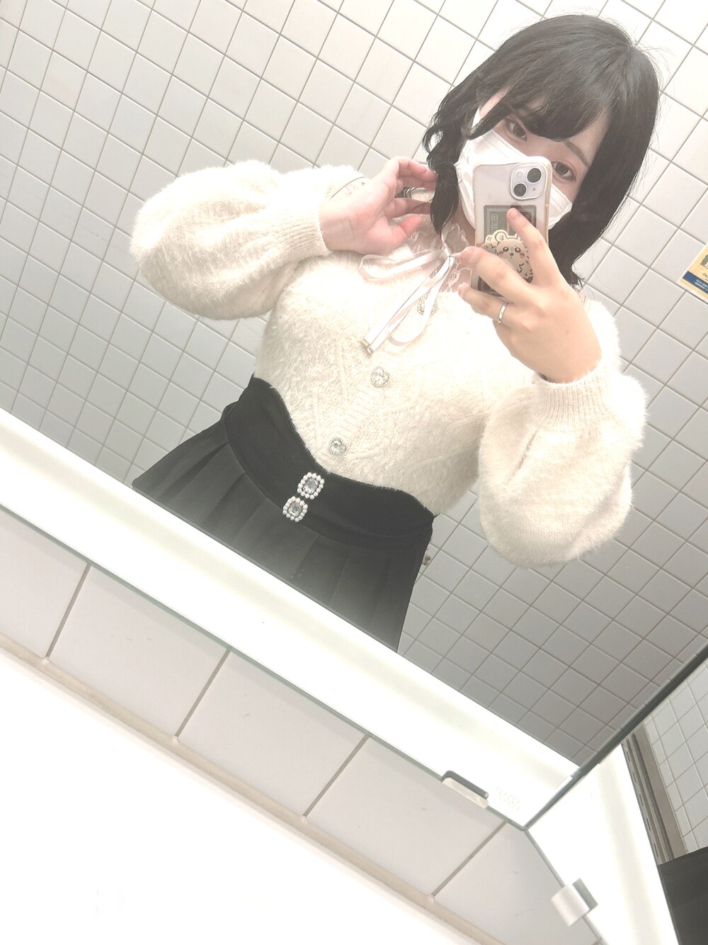 ブラック系のスニーカー、ブラック系のスカート、ピンク系のニット/セーターを着用したレディースの秋コーディネートの2枚目の写真