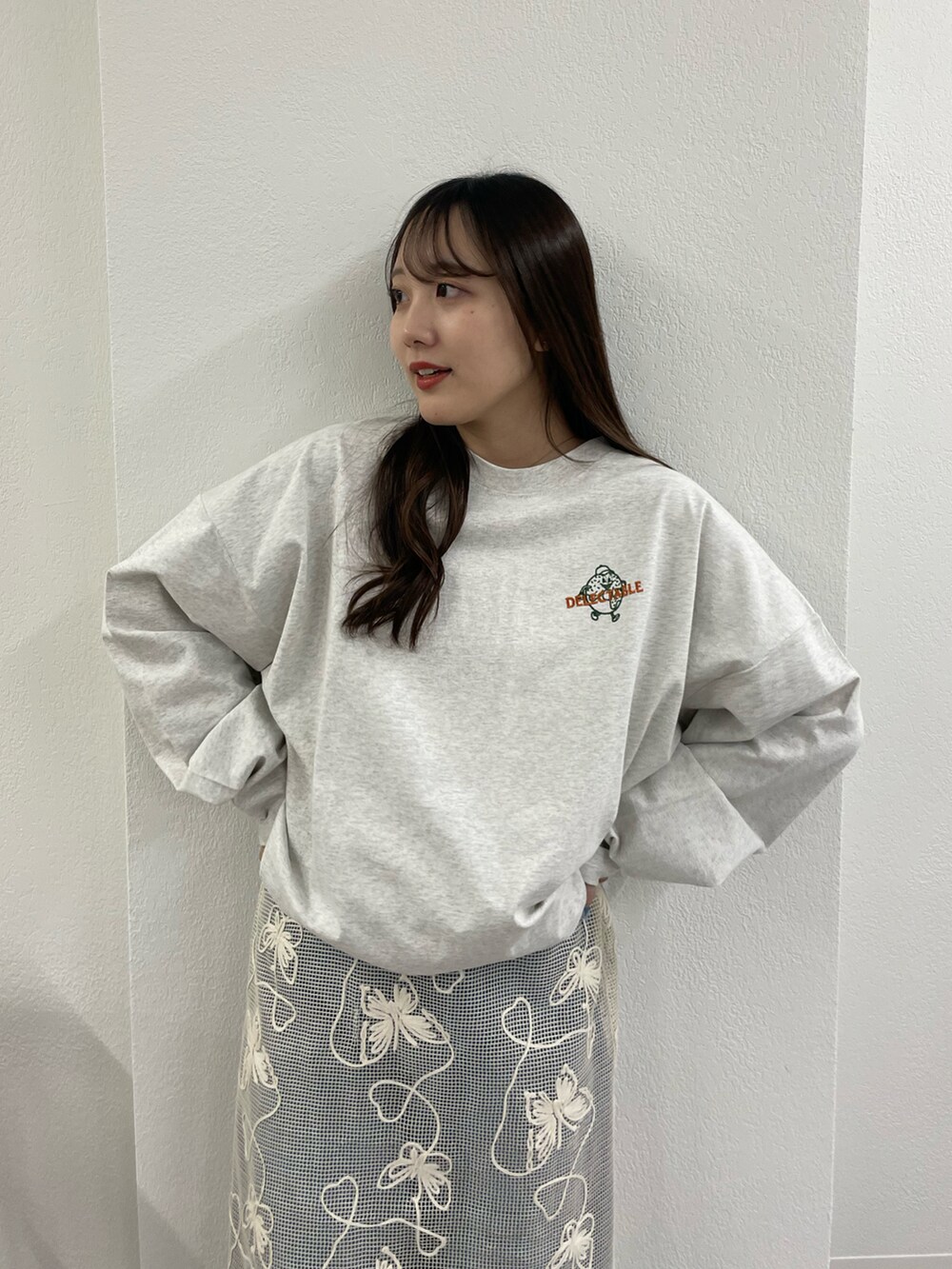 ベージュ系のTシャツ/カットソー、その他のワンピースを着用したレディースの冬コーディネートの3枚目の写真