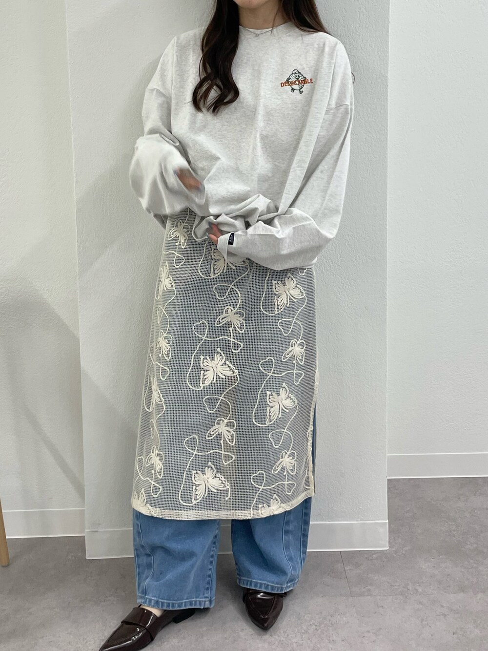 ベージュ系のTシャツ/カットソー、その他のワンピースを着用したレディースの冬コーディネートの2枚目の写真