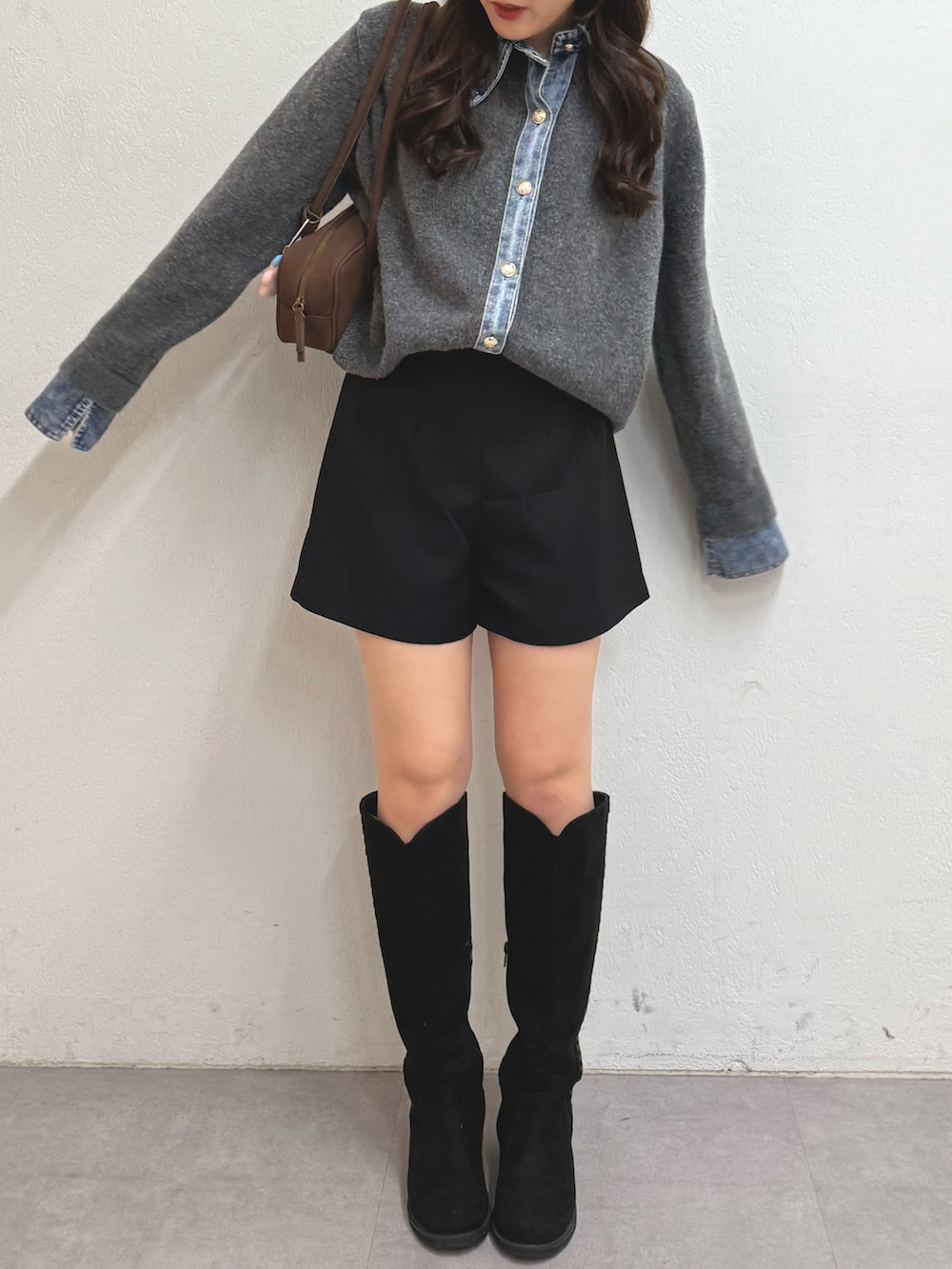 グレー系のカーディガン/ボレロ、ブラック系のその他パンツ、ブラック系のブーツを着用したレディースの秋コーディネートの5枚目の写真