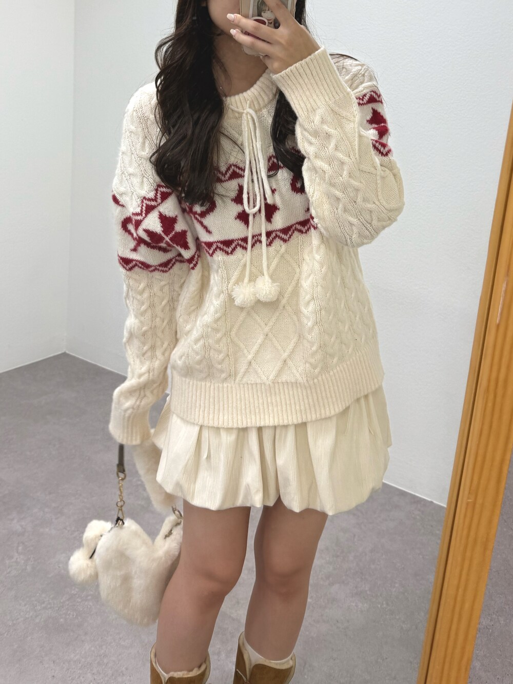 ホワイト系のニット/セーター、ホワイト系のスカート、ホワイト系のショルダーバッグを着用したレディースの秋コーディネートの2枚目の写真