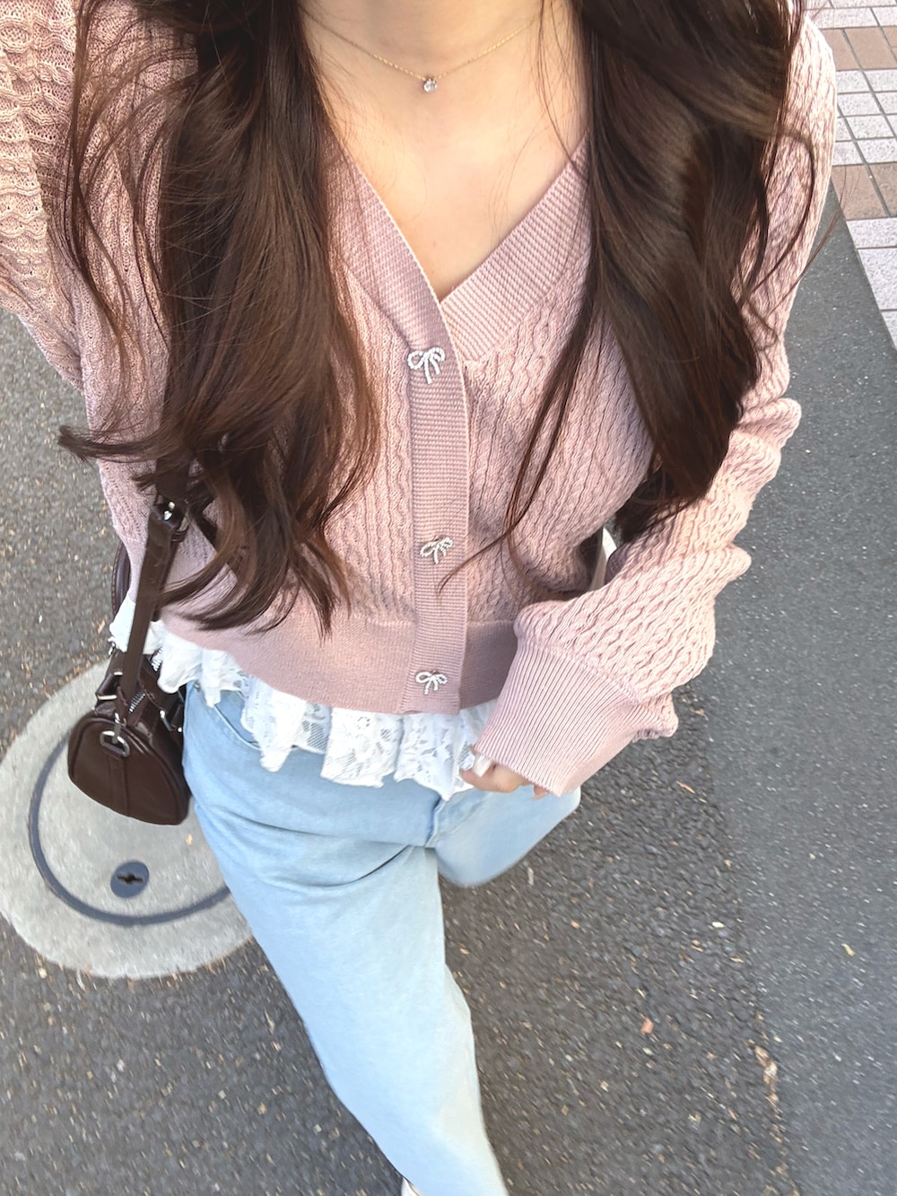 ピンク系のカーディガン/ボレロを着用したレディースの冬コーディネートの2枚目の写真