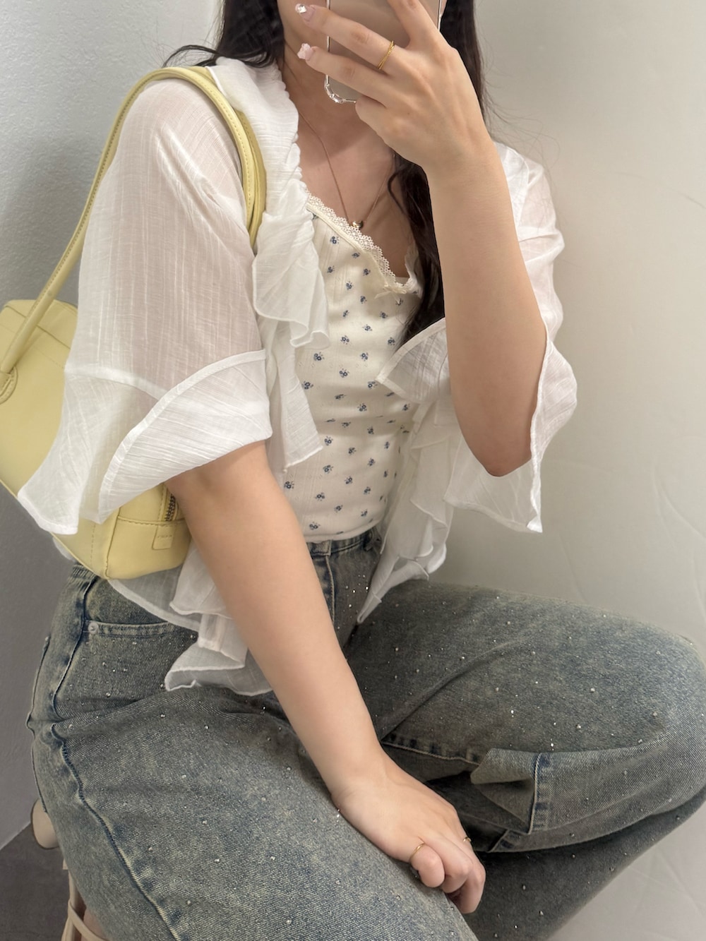 ホワイト系のシャツ/ブラウス、ブルー系のデニムパンツを着用したレディースの夏コーディネートの3枚目の写真