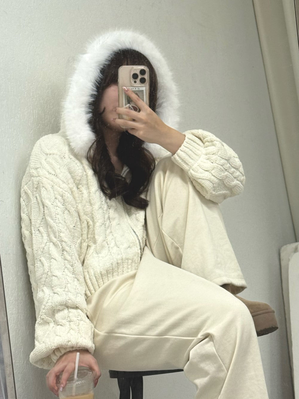 ホワイト系のパーカーを着用したレディースの秋コーディネートの5枚目の写真