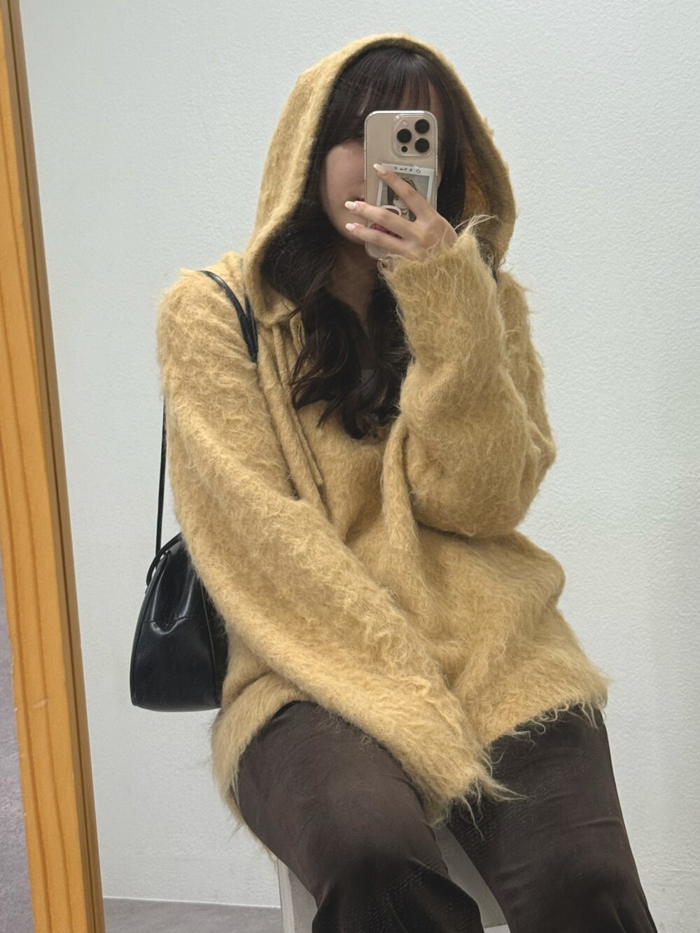 ベージュ系のニット/セーター、ブラウン系のその他パンツを着用したレディースの秋コーディネートの4枚目の写真