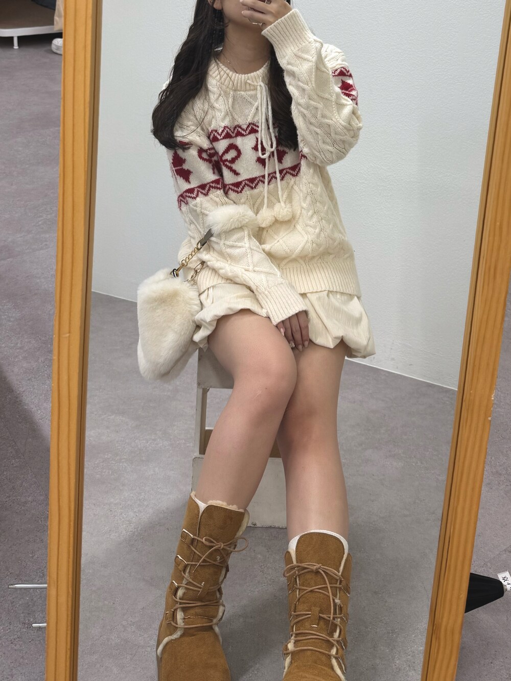 ホワイト系のニット/セーター、ホワイト系のスカート、ホワイト系のショルダーバッグを着用したレディースの秋コーディネートの5枚目の写真