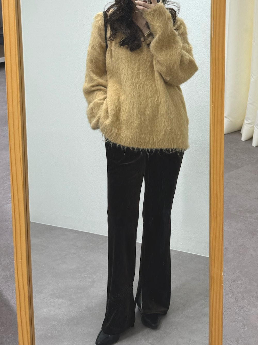 ベージュ系のニット/セーター、ブラウン系のその他パンツを着用したレディースの秋コーディネートの5枚目の写真