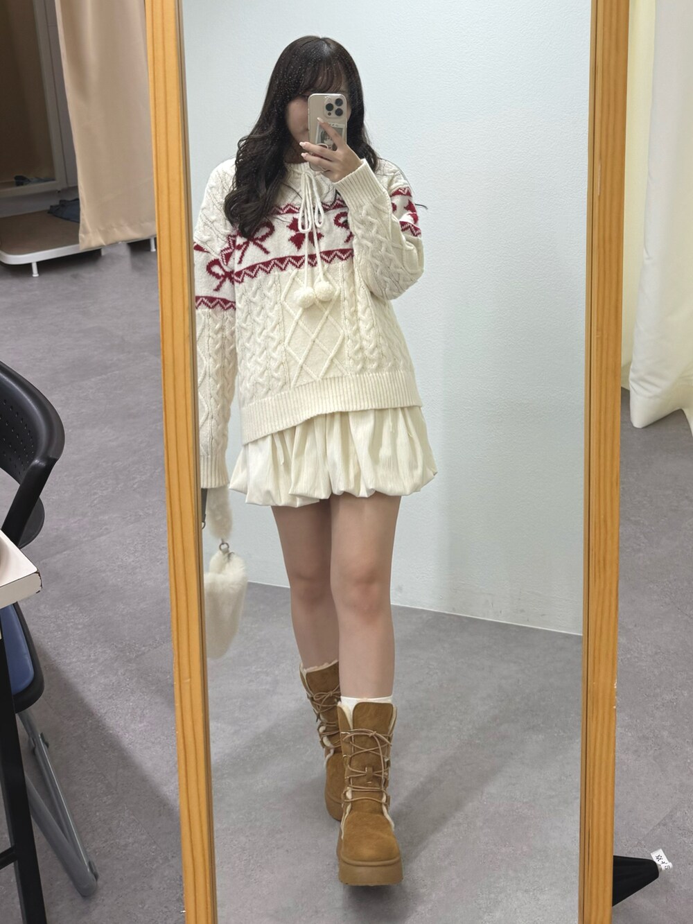 ホワイト系のニット/セーター、ホワイト系のスカート、ホワイト系のショルダーバッグを着用したレディースの秋コーディネートの3枚目の写真