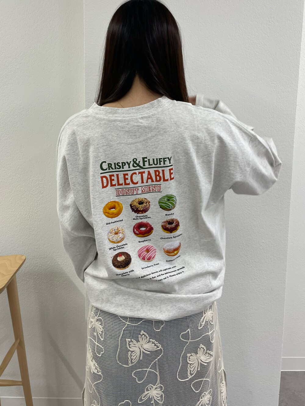 ベージュ系のTシャツ/カットソー、その他のワンピースを着用したレディースの冬コーディネートの4枚目の写真