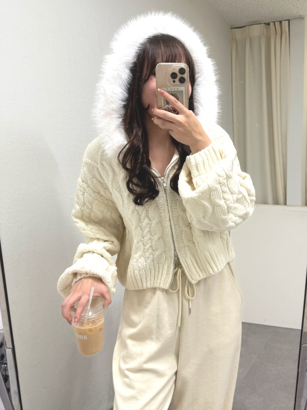 ホワイト系のパーカーを着用したレディースの秋コーディネートの3枚目の写真