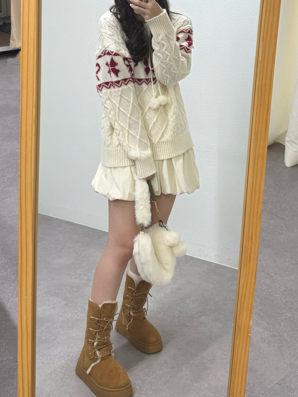 ホワイト系のニット/セーター、ホワイト系のスカート、ホワイト系のショルダーバッグを着用したレディースの秋コーディネートの4枚目の写真