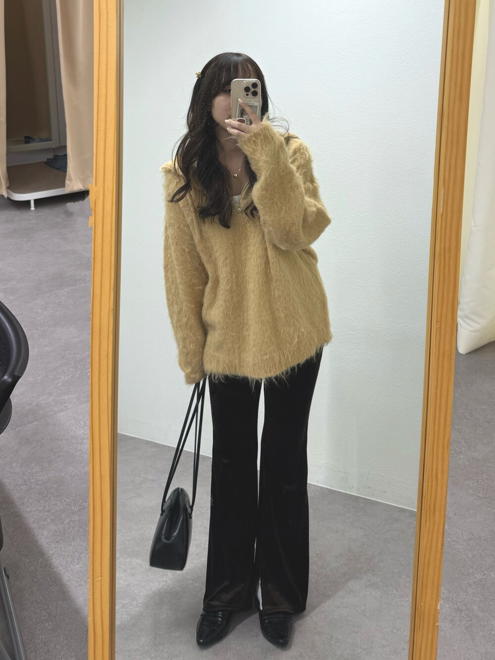 ベージュ系のニット/セーター、ブラウン系のその他パンツを着用したレディースの秋コーディネートの2枚目の写真