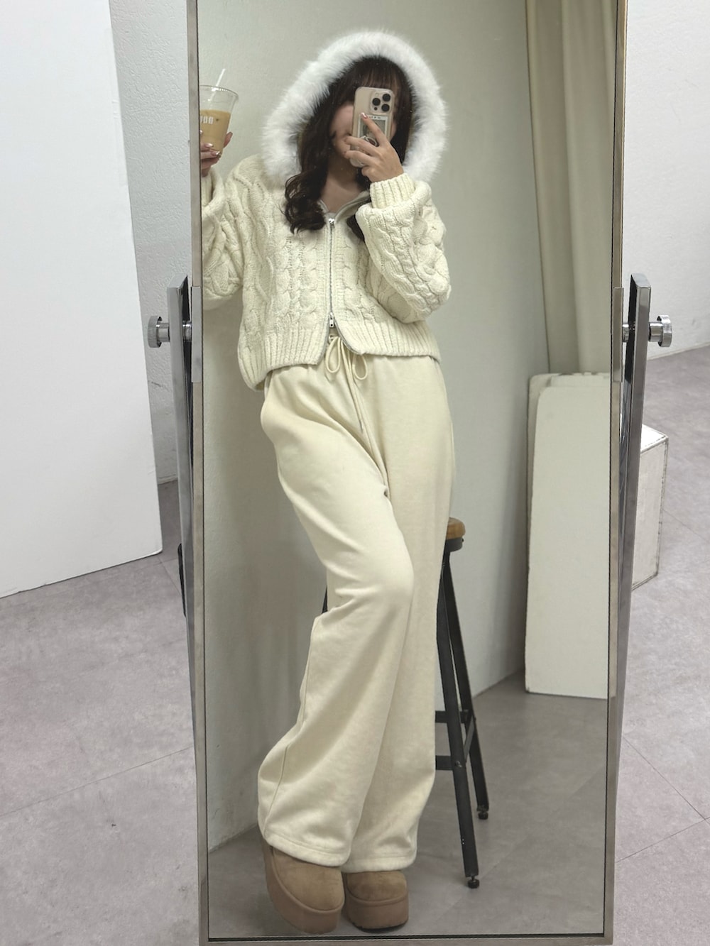 ホワイト系のパーカーを着用したレディースの秋コーディネートの2枚目の写真