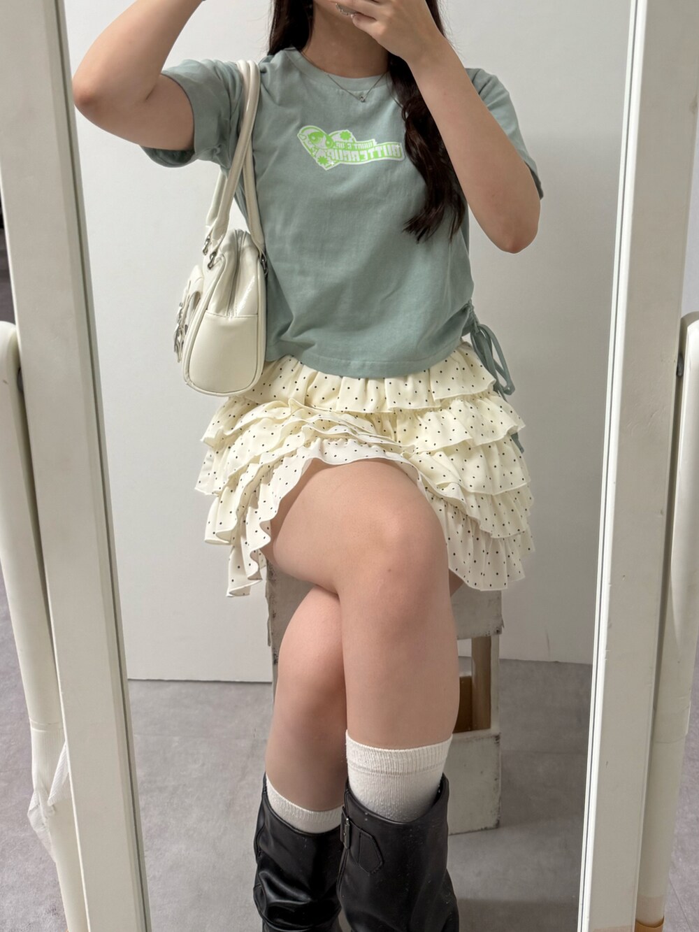 グリーン系のTシャツ/カットソー、その他のスカートを着用したレディースの夏コーディネートの2枚目の写真