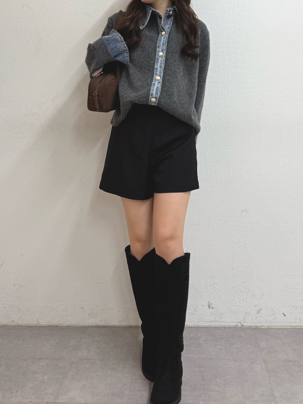 グレー系のカーディガン/ボレロ、ブラック系のその他パンツ、ブラック系のブーツを着用したレディースの秋コーディネートの2枚目の写真