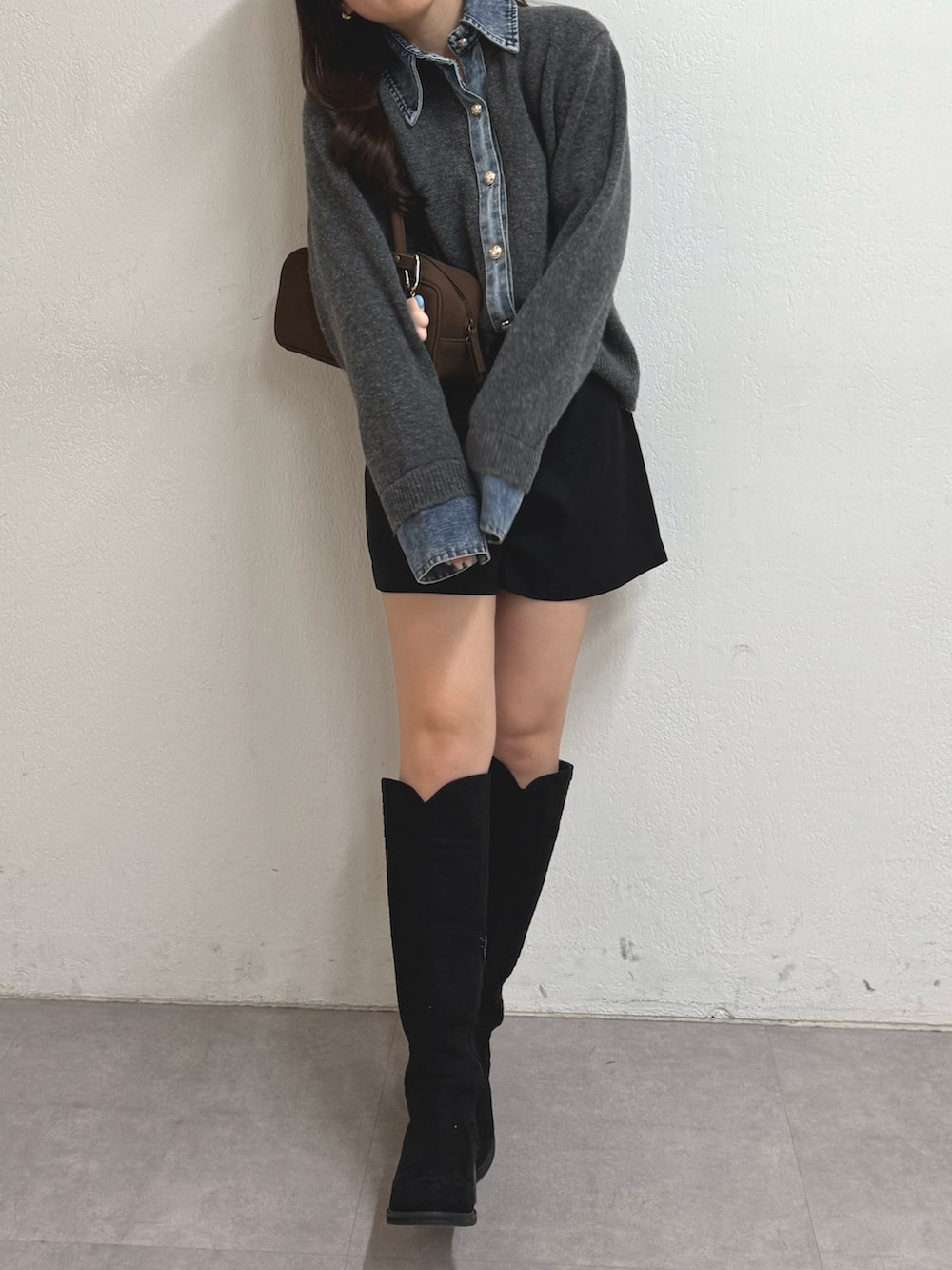 グレー系のカーディガン/ボレロ、ブラック系のその他パンツ、ブラック系のブーツを着用したレディースの秋コーディネートの4枚目の写真