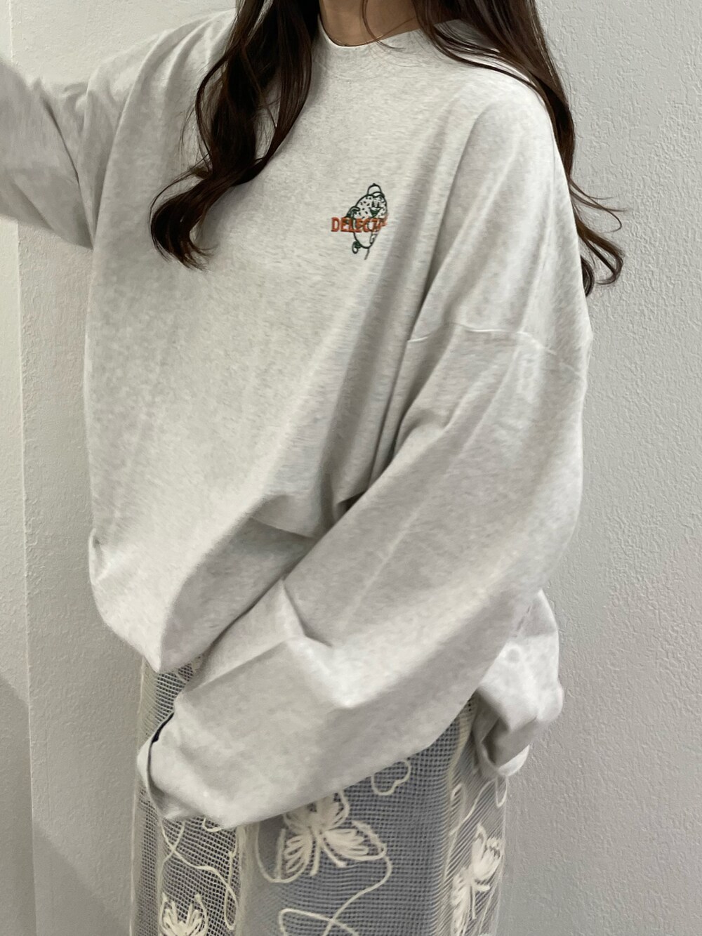 ベージュ系のTシャツ/カットソー、その他のワンピースを着用したレディースの冬コーディネートの5枚目の写真