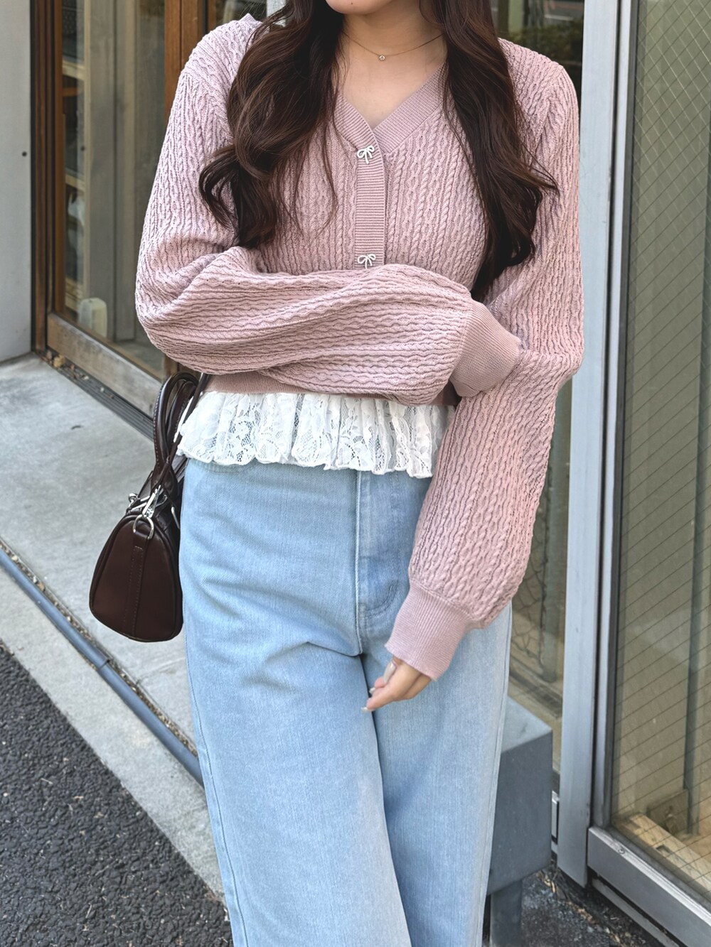 ピンク系のカーディガン/ボレロを着用したレディースの冬コーディネートの4枚目の写真