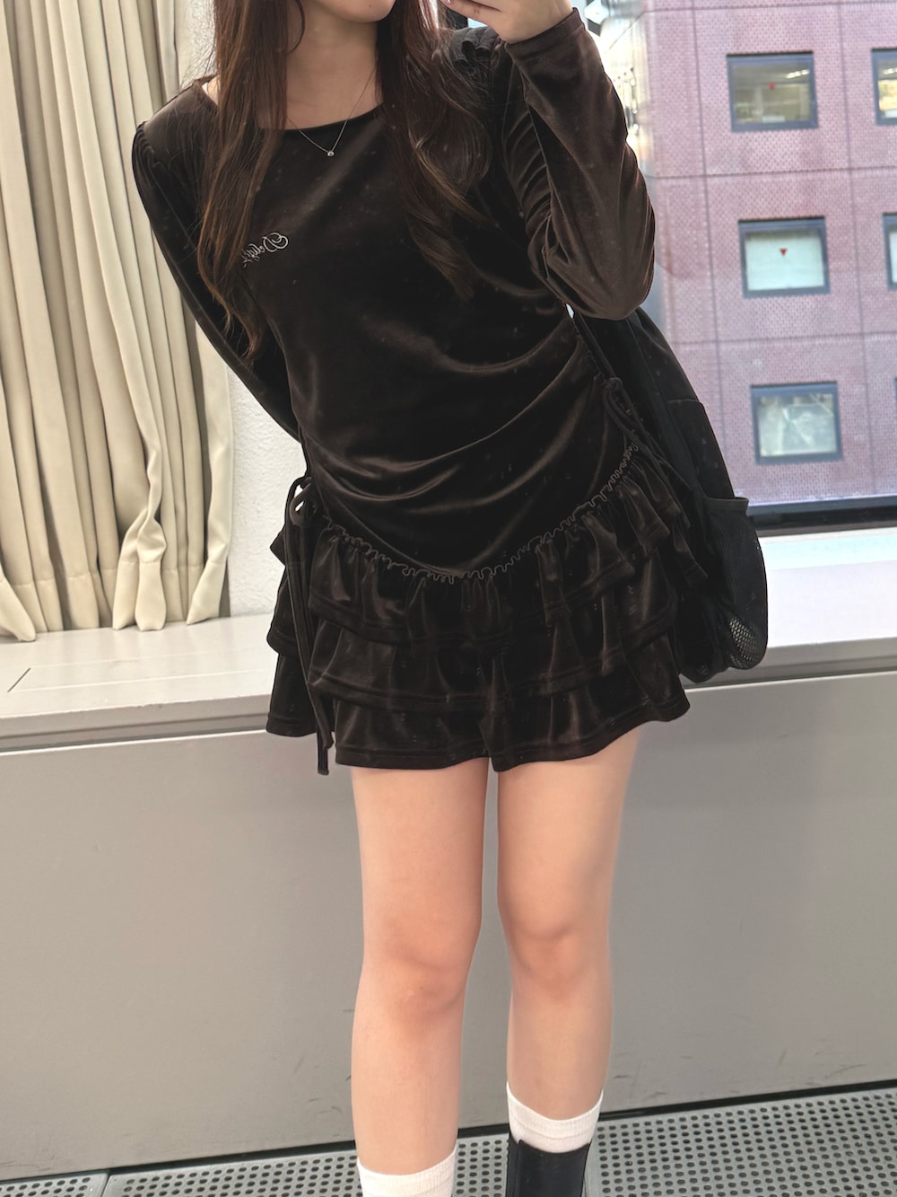 「ミニワンピ、ベロア、プチプラ、プチプラコーデ、韓国」｜「Another Branch olive des oliveの【めい@may_81oセレクト】ベロア裾フリルミニワンピース（ワンピース、ブラウン系）」を使った、ちぴさん（レディース・158cm）の夏コーディネートの2枚目の写真