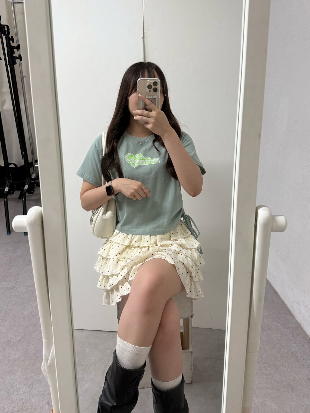 グリーン系のTシャツ/カットソー、その他のスカートを着用したレディースの夏コーディネートの3枚目の写真